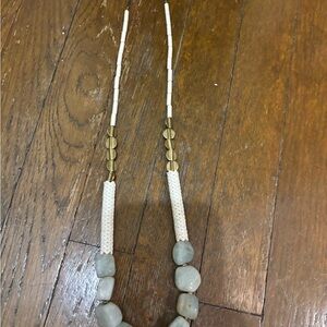 Elegant Beaded Necklace in Cream and Gold